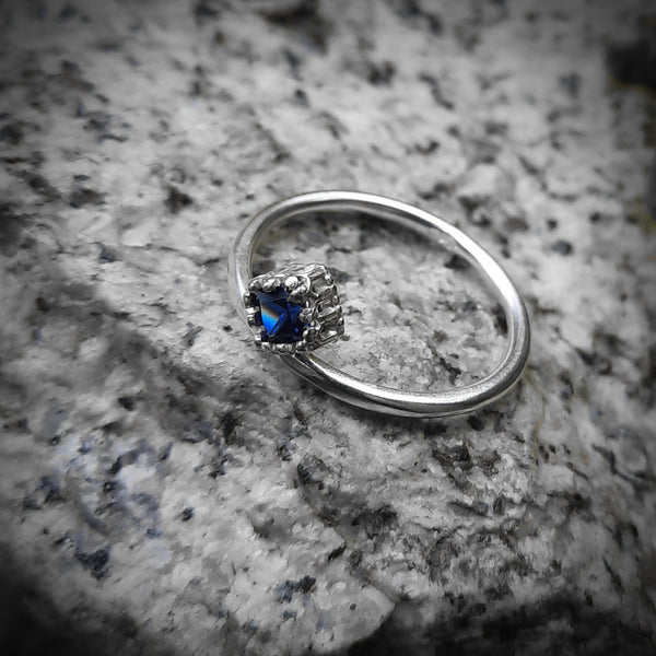 Dainty Sapphire Ring Cylon Dark Blue